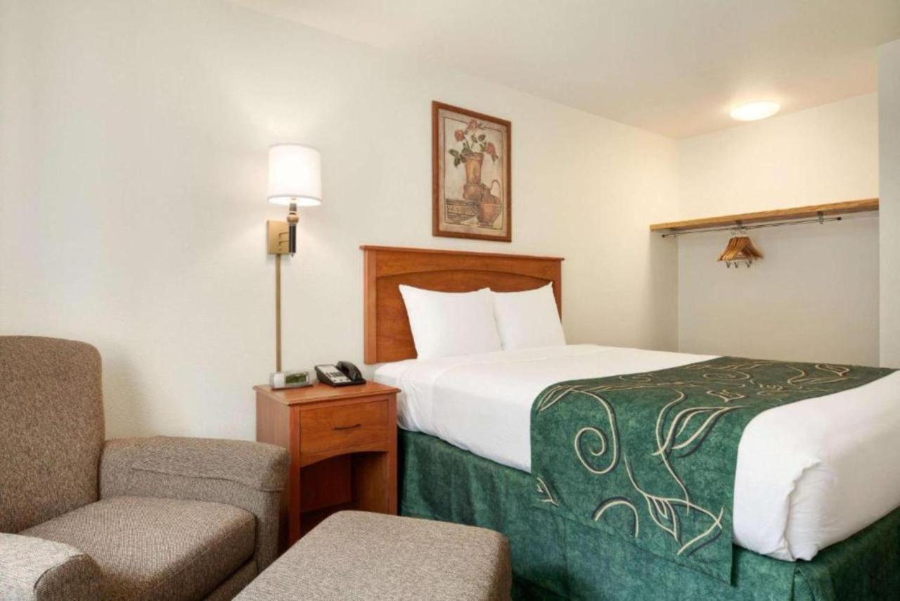 Travelodge By Wyndham Dunsmuir Esterno foto