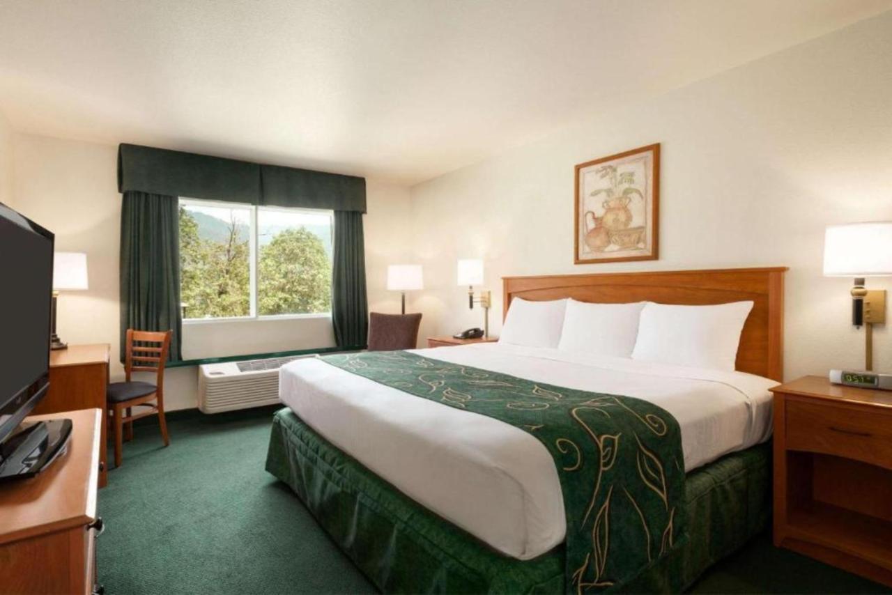 Travelodge By Wyndham Dunsmuir Esterno foto