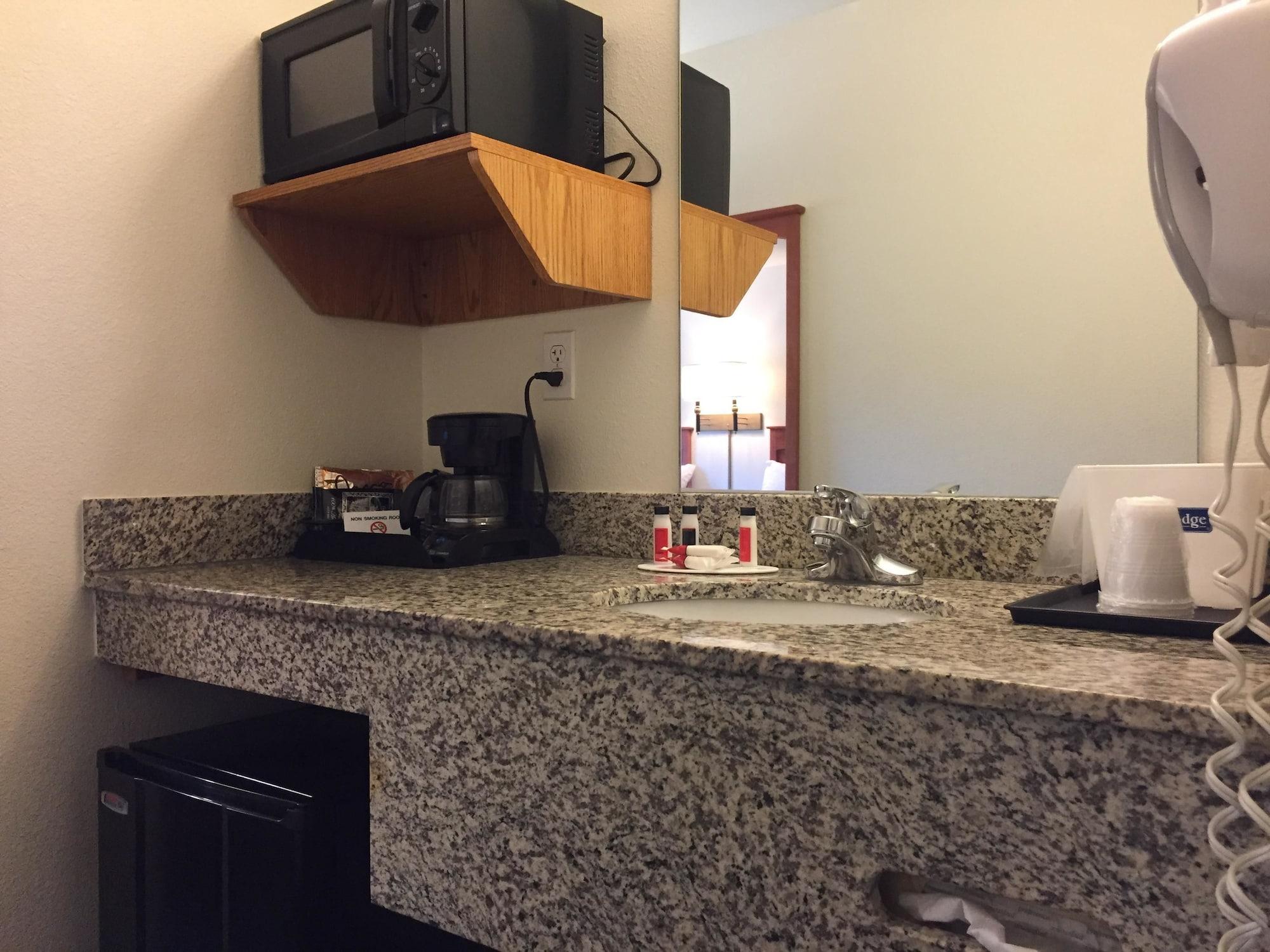 Travelodge By Wyndham Dunsmuir Esterno foto