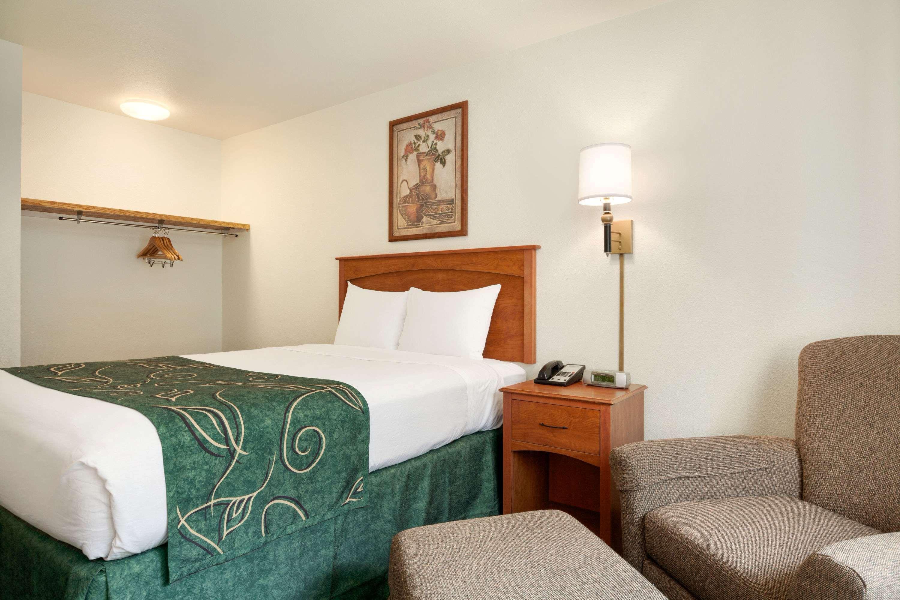 Travelodge By Wyndham Dunsmuir Esterno foto